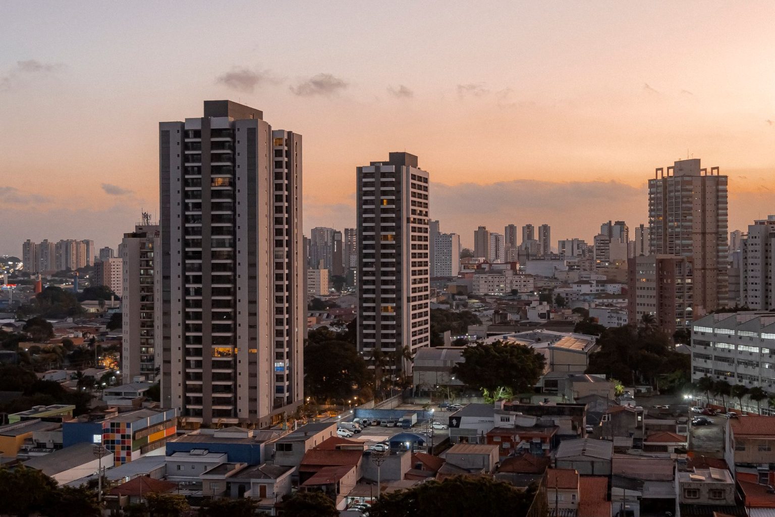 Barueri fica entre as 10 cidades mais competitivas do Brasil; Santana de Parnaíba aparece em 22º Vista de uma área urbana com edifícios altos ao entardecer.